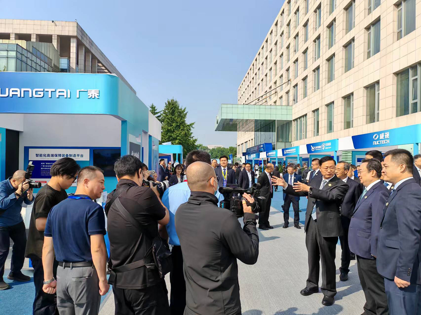北京市常務(wù)副市長，民航局副局長胡振江，首都機場集團董事長王長益，首都機場集團總經(jīng)理劉春晨,國航副總裁閆飛,首都機場集團副總閻欣3.jpg